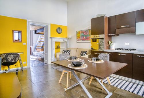 Stylish Duplex on Two Levels 15 Mins from Duomo
