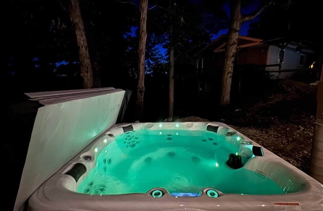 Stylish Hidden Gem|King Bed & Hot Tub!