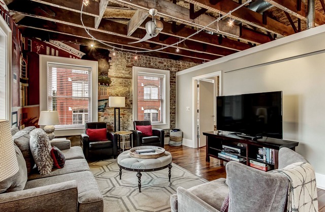¡Loft moderno y elegante en el corazón del centro de Savannah con estacionamiento!