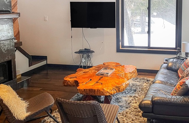 Elegante cabaña cerca del arroyo y la ciudad con comodidades modernas y un entorno tranquilo.