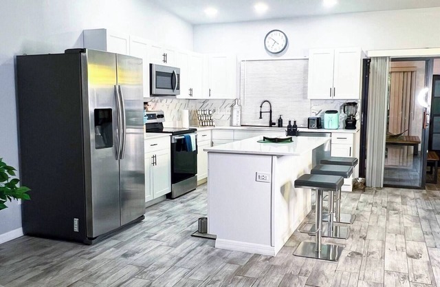 Stylish Retreat: Near Beaches & Downtown