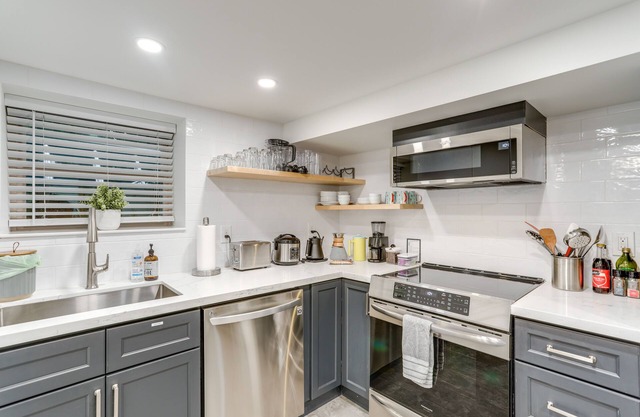 Modern Seattle Apt w/ Sauna: 6 Mi to Downtown!