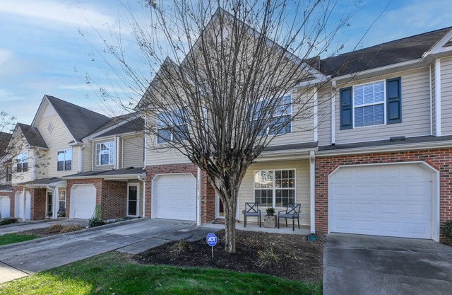 Stylish Serenity - Spacious townhouse minutes from PTI and downtown Greensboro.