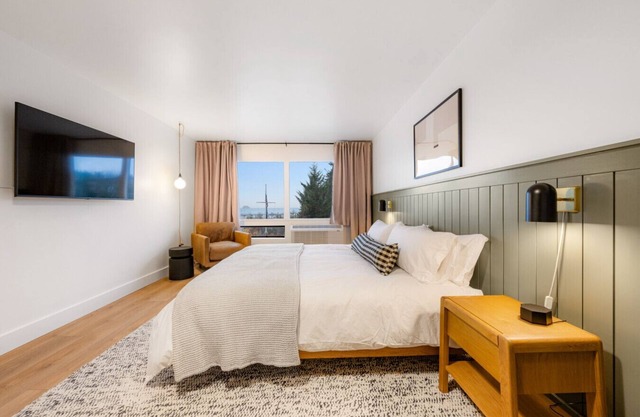 *NEW* Luxe Studio: Walk to Restaurants and More!