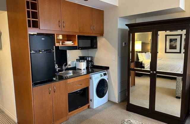 Stylish Studio in Heart of Downtown Toronto