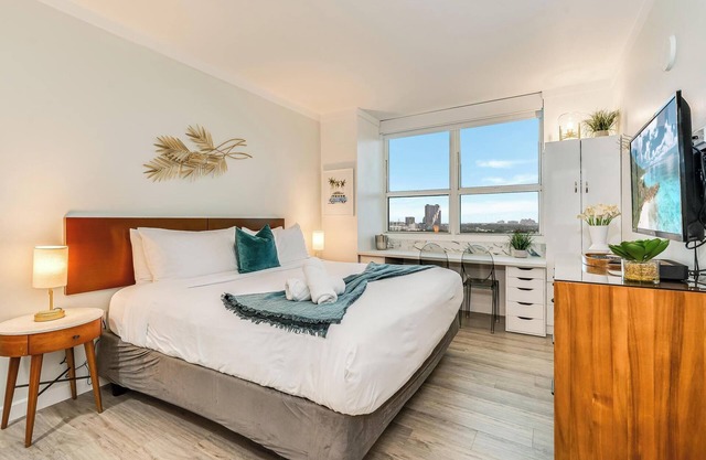 Stylish Studio | King Bed, City View, Hotel Perks & Parking