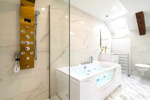 Suite Balnéo hydromassage et rétroprojecteur