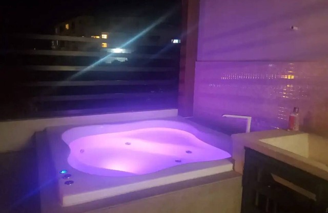Suite. Private jacuzzi, near us embassy