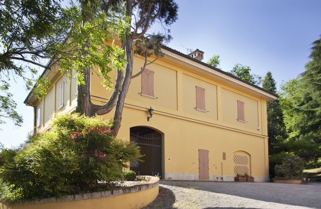 Suite in villa histórica inmersa en el parque con una piscina en el Colli Bolognesi