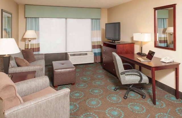 Suite w/ Full Kitchen & Free Breakfast – Ideal for Extended or Short Stays