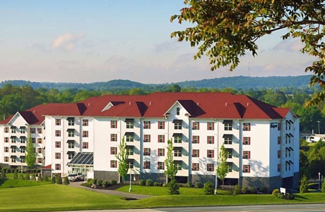 Suite de 2HAB / 2BA con chimenea, cocina completa, piscina interior / exterior Condominio C