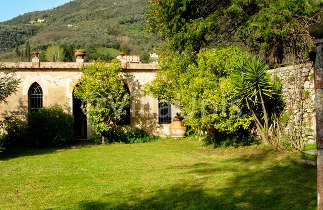 residencia de verano para el día 22 con piscina y gran jardín