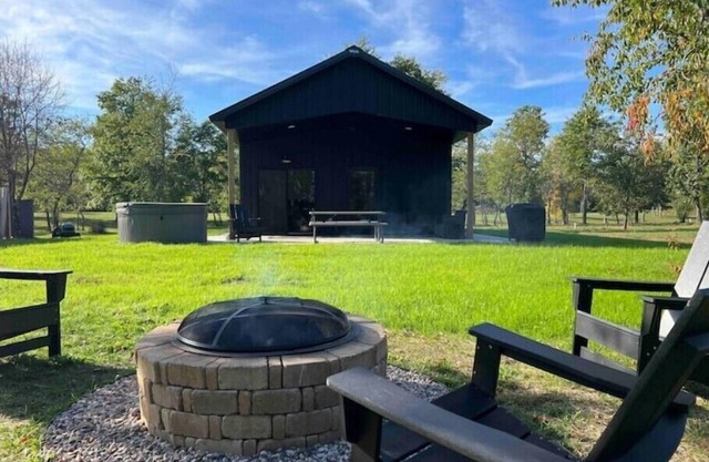 Summer Tiny Home and Bunkhouse getaway at Timber Landing! Hot Tub & Wood Sauna
