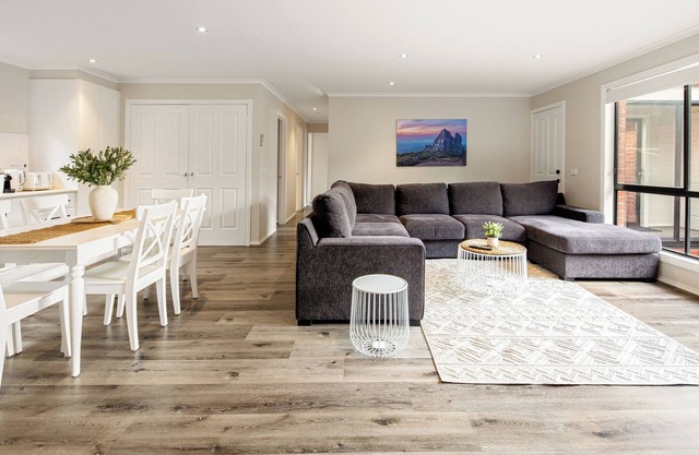 Cozy 3BR Home by Melb Airport, CBD & Watergardens