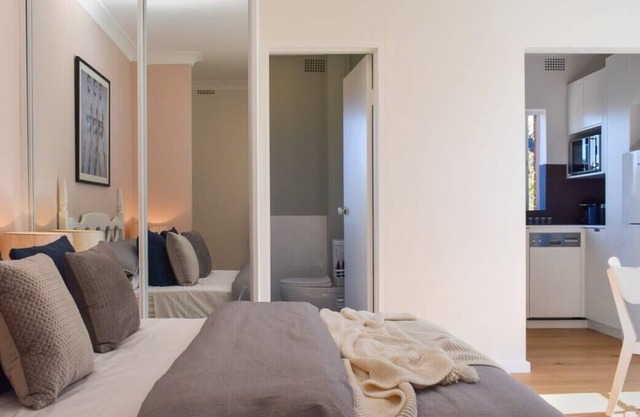 Sun-Drenched 1 Bed Studio Apt Newtown Parking