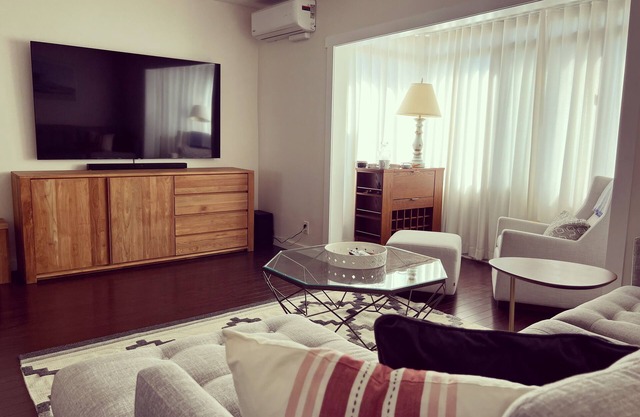 Sun-Filled Luxury Upper Condo, 10-Min Walk To Beach