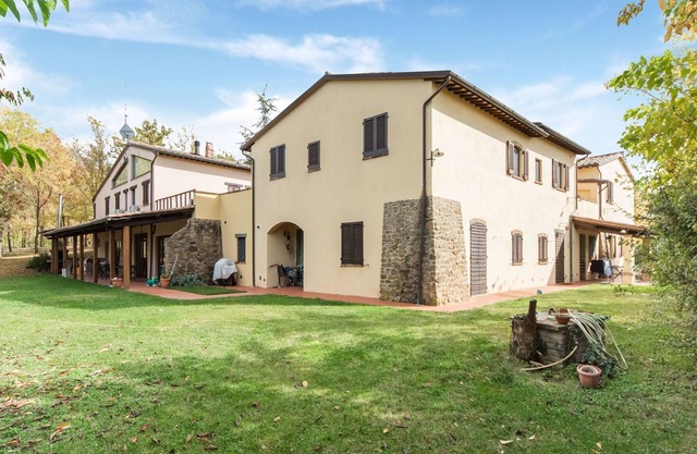Casa de vacaciones soleada en Torgiano con jardín