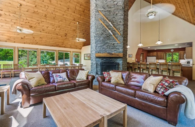 Espectacular casa Sunburst para 25 personas con una bañera de hidromasaje interior y exterior. Perfecto para reuniones familiares y escapadas.