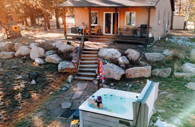 Sunflower Cabin- Mountian Views- Hot tub