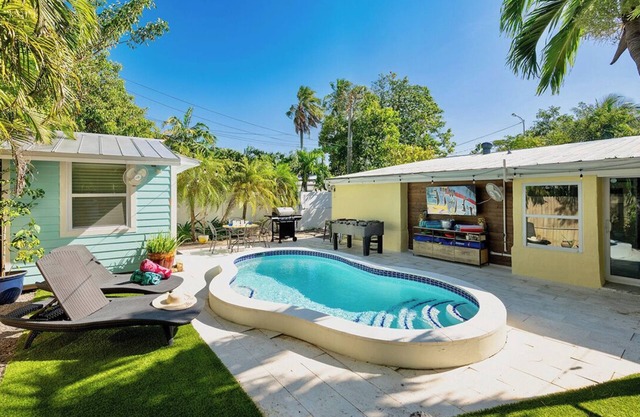 **SUNFLOWER MELODIES @ MIDTOWN** Modern Private Home & Pool + LAST KEY SERVICES…
