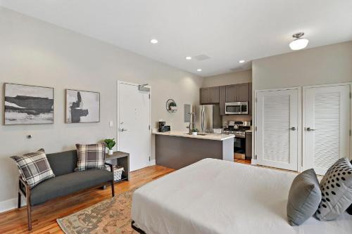 Sunlit Studio Apt in Chicago - Broadway 301