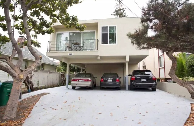 Sunny 2 Bedrooms Apartment one mile from UCB