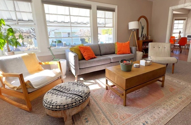 Sunny 2BD flat with private backyard