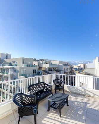 Sunny 2BR Penthouse with Spacious Rooftop Terrace by 360 Estates