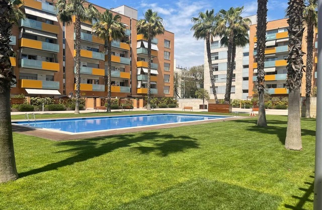 !BONITO PISO SOLEADO, EN LA PLAYA DE BARCELONA, CON PISCINA COMUNITARIA Y BALCON