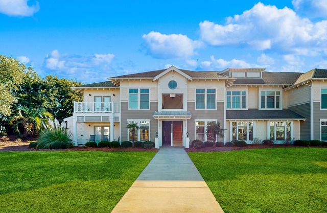 Sunny condo near beach & Intracoastal with outdoor pool, balcony, washer/dryer