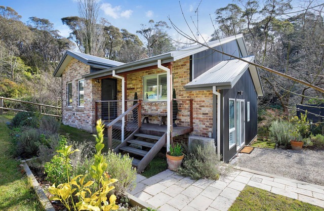 Sunny Corner - Romantic split level Cottage