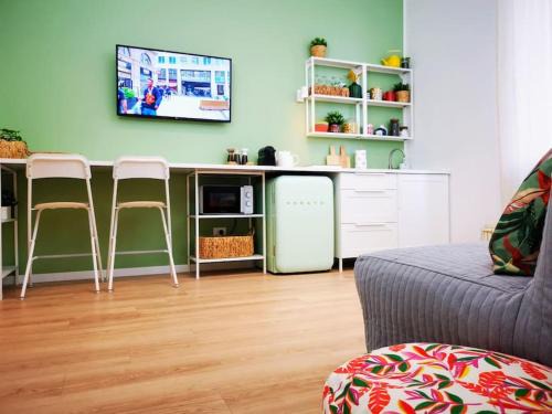 Sunny Flat 50 meters from the metro
