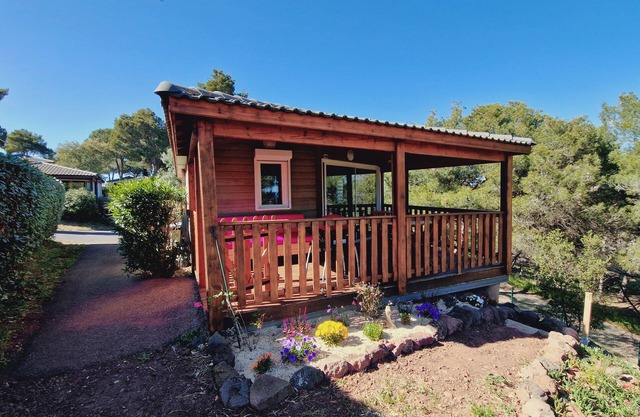 "Sunny Getaway: Chalet with Pool & Sea View – Cap d'Agde"