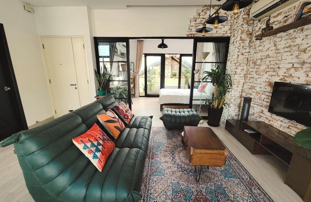 Sunny Greenery oasis in downtown