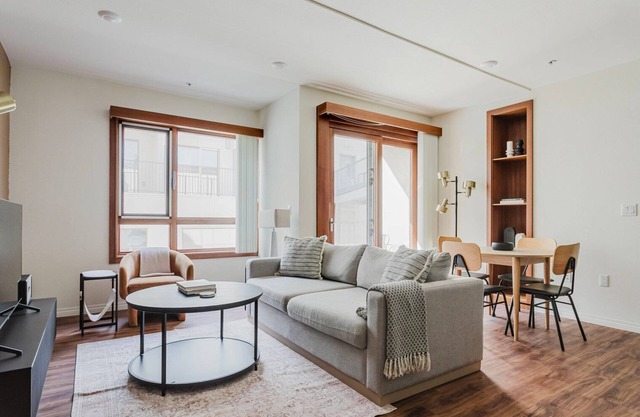 Sunny Hollywood 3BR w/ Laundry, Full Kitchen & A/C, by Blueground