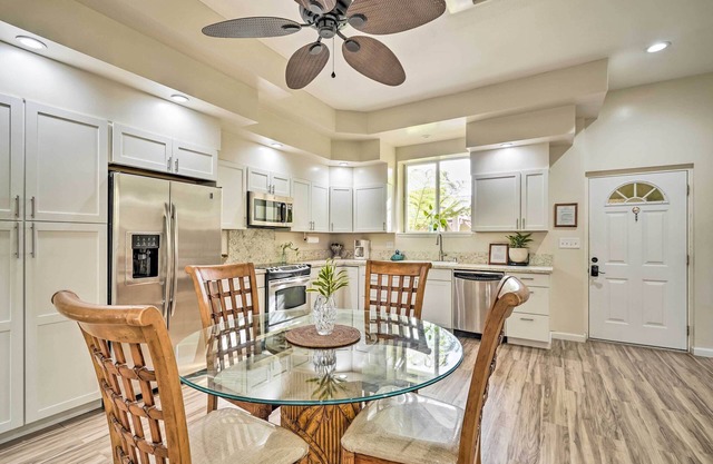 Sunny Kailua Home w/ Covered Lanai 1 Mi to Beach!