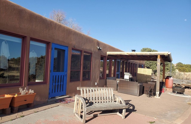 Sunny, serene, pet-friendly Southwestern home w/hot tub, office. Winter bliss.