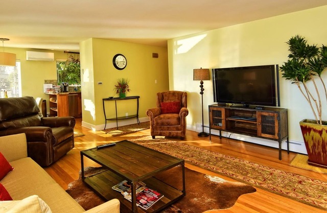 QUEEN ANNE 2BD CONDO - AC - CHIMENEA DE GAS - SOLEADO Y BRILLANTE - CALIFICACIONES DE 5 ESTRELLAS