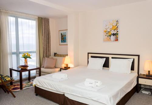 Sunny Studio in Hotel Berlin, Steps from the Beach! by Flat Mаnager