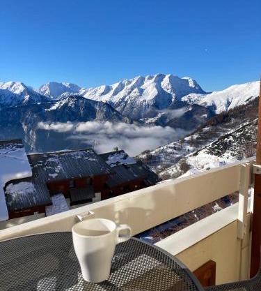 Sunny studio Mountain View balcony Alpe d Huez Studio ensoleillé balcon vue montagne