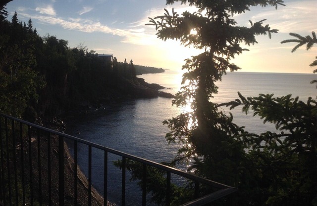 "Sunrise & Serenity" encaramado a la derecha en la costa del lago Superior de North Shore