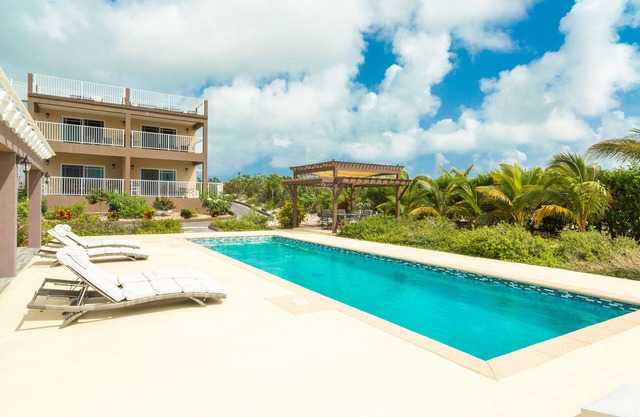 Estudio junto a la piscina con un corto paseo de 2 minutos a la playa