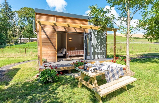Moderno-Cabaña-Baño con ducha-Vista al campo