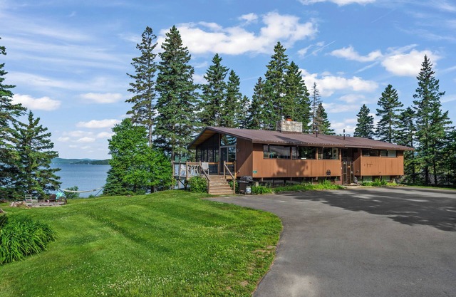 Preciosa casa en el lago Rangeley con vistas al atardecer del oeste