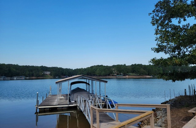 Sunset Cove / Lake Keowee / Waterfront / 13 miles to Clemson / Beach area