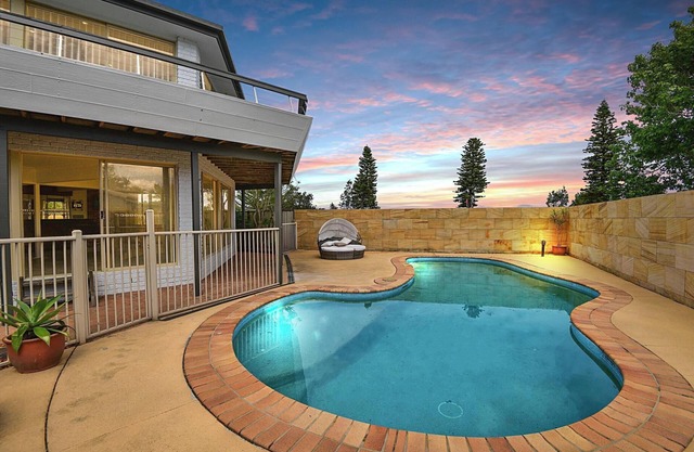 "Sunset Springs" Pet friendly home with swimming pool