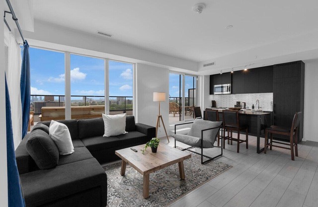 Sunset View - Luxury 2BR - 5 min to Exhibition Place