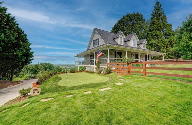 Sunset View – Scenic 3 BDR w/ Game Room, Close to Downtown & Pet-Friendly!