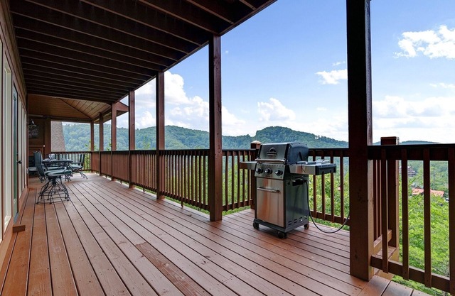 Sunset Vista - 4 Bedrooms, 4 Baths, Sleeps 12 4 Cabin by Redawning