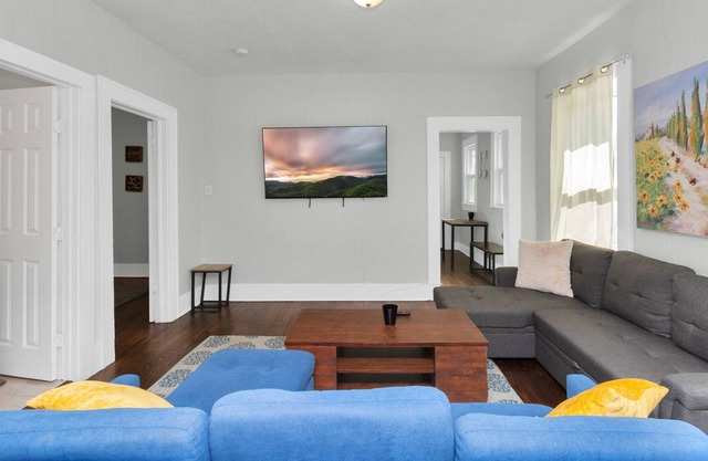 Super Cute 🏡 w/Porch+Fire Pit+WiFi+ FreeParking by Kemah/NASA/Galveston/Houston